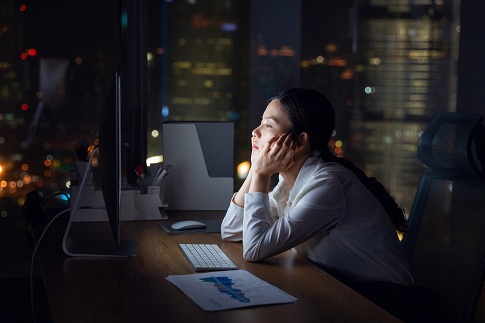 1653946946964592.jpg 攝圖網(wǎng)_501274859_banner_職場(chǎng)女性加班發(fā)呆(企業(yè)商用).jpg