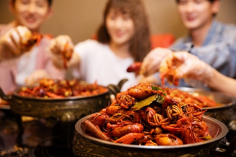 1656260397365758.jpg 攝圖網_501334821_banner_青年聚會吃小龍蝦(企業商用).jpg