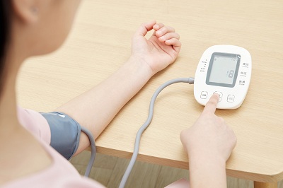 1658597073403334.jpg 攝圖網(wǎng)_502475361_banner_居家女性測(cè)量血壓(企業(yè)商用).jpg