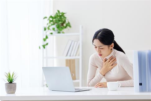 1669938737594218.jpg 攝圖網_506952960_banner_生病捂著胸口的職場女性(非企業商用).jpg