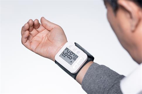 1673627019209042.jpg 攝圖網_501703649_banner_老人使用血壓檢測儀特寫(非企業商用).jpg
