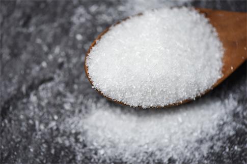 1675204214100130.jpg 攝圖網_305732039_黑背景的木勺子里的味精(非企業商用).jpg