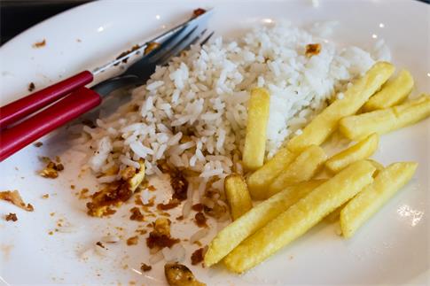 1681193826968009.jpg 攝圖網_505822197_有剩菜的白盤子(企業商用).jpg