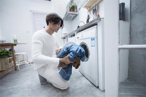 1690590144901815.jpg 攝圖網(wǎng)_500683814_banner_居家生活用洗衣機(jī)洗衣服(企業(yè)商用).jpg