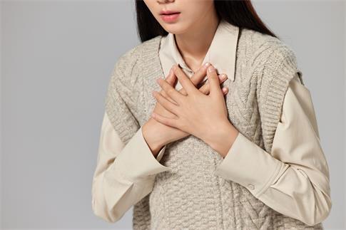 1691194716250953.jpg 攝圖網(wǎng)_506953060_banner_生病捂著胸口的女性特寫(企業(yè)商用).jpg