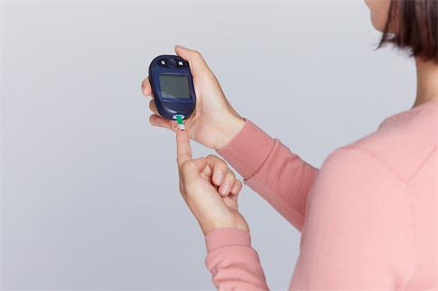 1693009060160575.jpg 攝圖網_501684059_banner_女性展示血糖儀器使用過程(企業商用).jpg