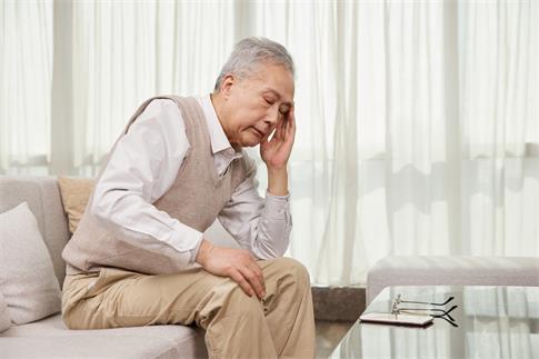 1694652011539175.jpg 攝圖網(wǎng)_507701506_banner_居家老人頭疼閉目養(yǎng)神(企業(yè)商用).jpg