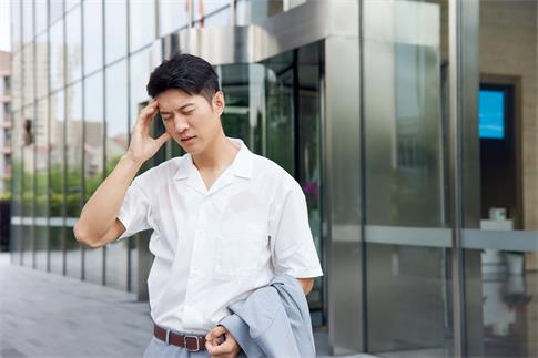1696808503919496.jpg 攝圖網_507713926_banner_戶外白領頭暈中暑(企業商用).jpg