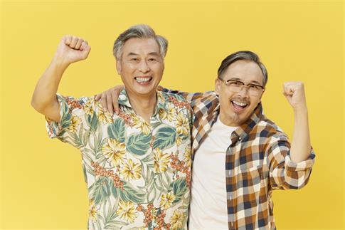 1708041436959057.jpg 攝圖網(wǎng)_501784639_中老年男性和好友擁抱加油手勢(企業(yè)商用).jpg