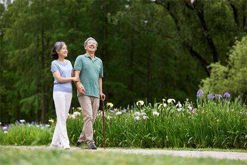 1714974152856333.jpg 攝圖網_507714766_老年人參觀森林公園(企業商用).jpg