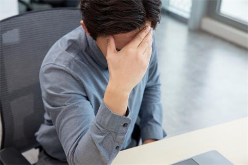 1717134994294651.jpg 攝圖網_507710031_商務男士感覺眼部疲勞(企業商用).jpg