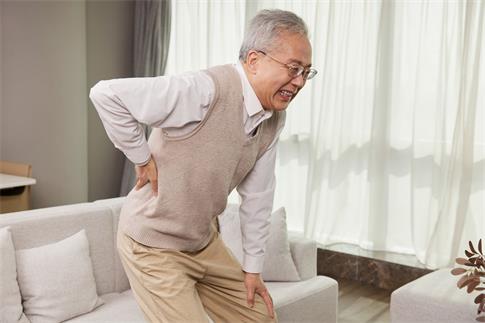 1720137639945770.jpg 攝圖網_507701508_老人居家扭傷腰(企業商用).jpg