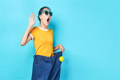 1727307897525354.jpg 攝圖網_500902814_年輕女性穿夸張的褲子(僅交流學習使用).jpg