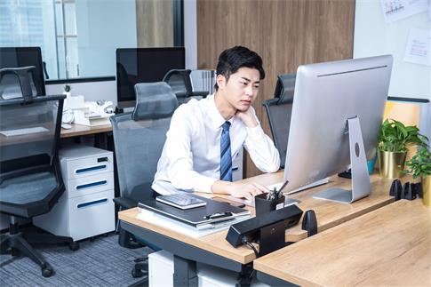 1730961044832266.jpg 攝圖網_501239814_辦公男性久坐勞累(企業商用).jpg