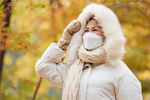 1733357029549856.jpg 攝圖網_501701926_老年人老奶奶冬季戴口罩逛公園(企業商用).jpg