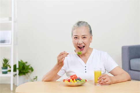 1733530336301981.jpg 攝圖網_502494821_吃水果沙拉的老年人(企業商用).jpg