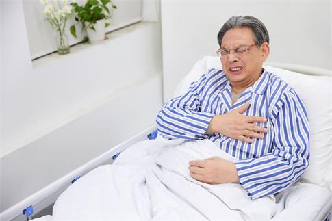 1733703516389117.jpg 攝圖網(wǎng)_501716678_病床上的老年人心臟不舒服(企業(yè)商用).jpg