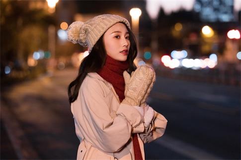 1733876430512961.jpg 攝圖網(wǎng)_501697819_冬季美女路邊等車(企業(yè)商用).jpg