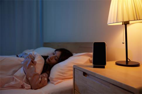 1739149370267315.jpg 攝圖網_502350795_banner_居家女性臥室睡覺和床頭柜上的手機(企業商用).jpg